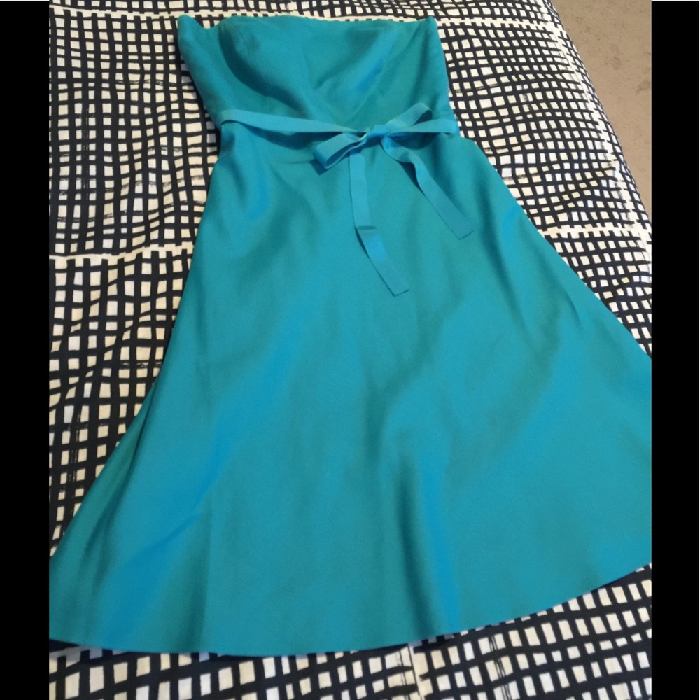AT Strapless turquoise knee length dress 👗